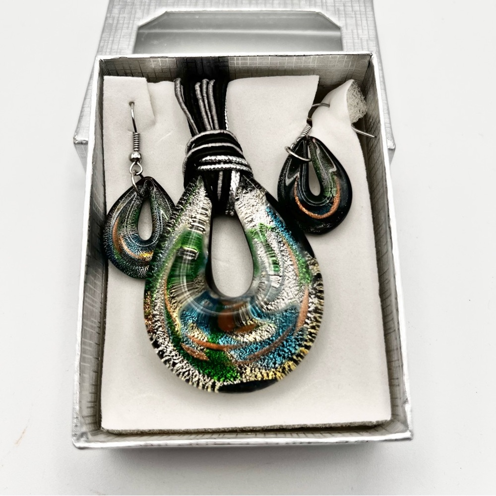 BNIB MURANO GLASS PENDANT NECKLACE AND MATCHING EARRINGS